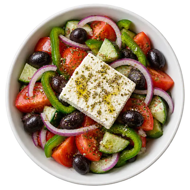 Griechischer Salat mit Schafskäse in einer Schüssel