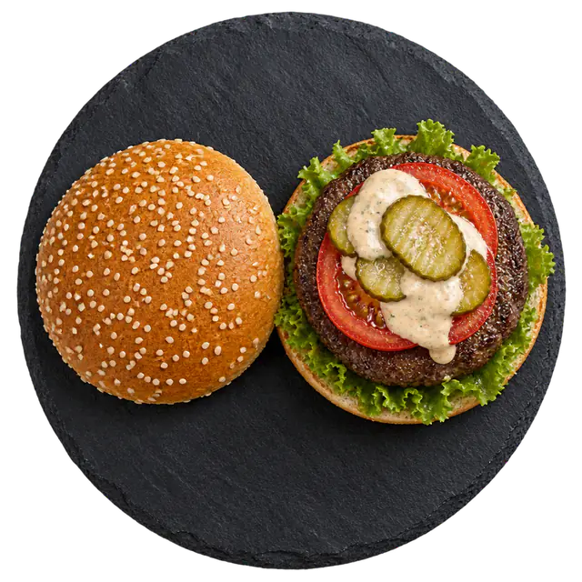 Offener Hamburger auf einem Schieferbrett