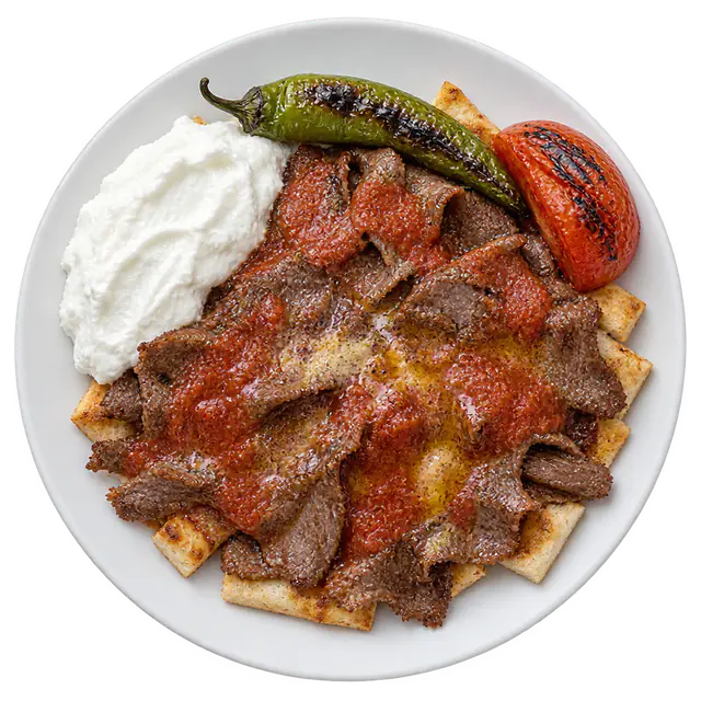 Iskender Teller mit Joghurt, Paprika und Tomate